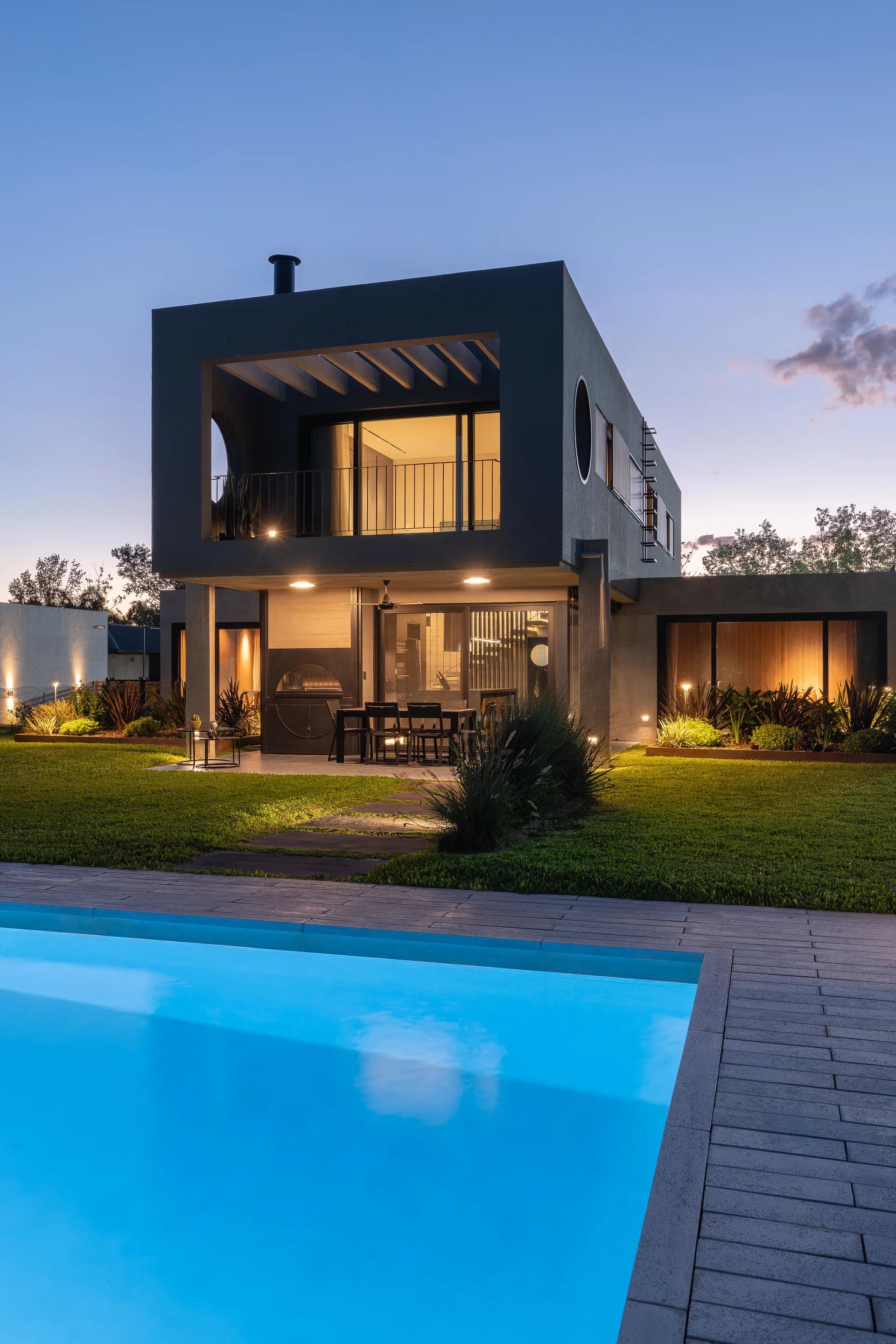 Casa T: Geometría Eficiente y la Ilusión del Aislamiento Urbano