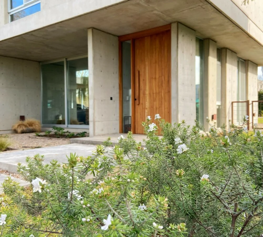 Casa TERO: Un Testimonio de Elegancia y Simplicidad Integrada con la ...