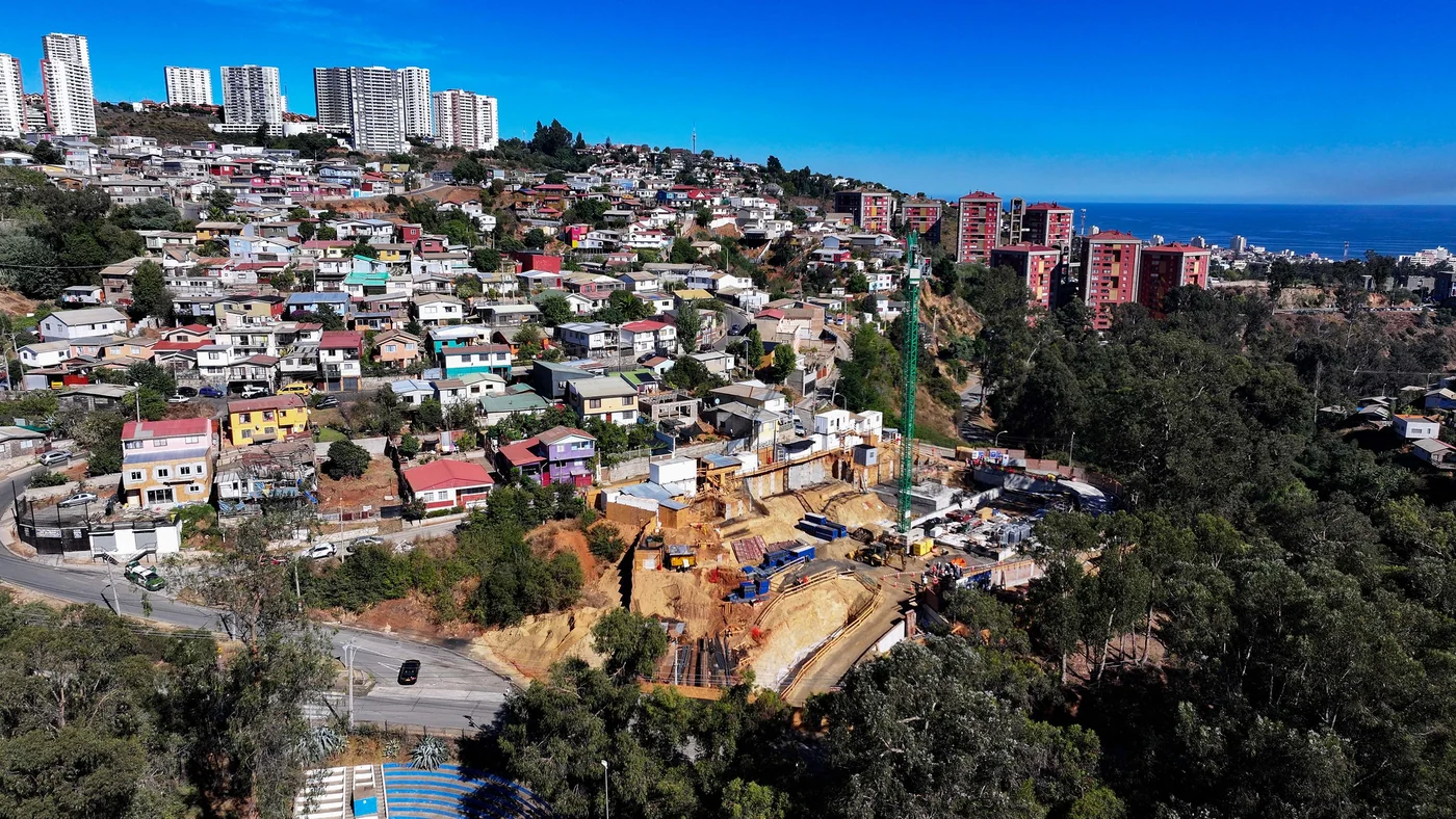Lanzan campaña de limpieza y mantenimiento de la red de alcantarillado en la Región Metropolitana para el invierno 2026